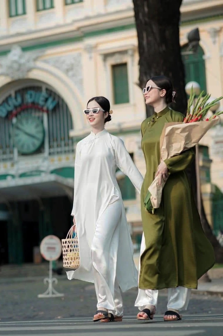 Bưu điện và Nhà thờ Đức Bà chụp ảnh áo dài Tết