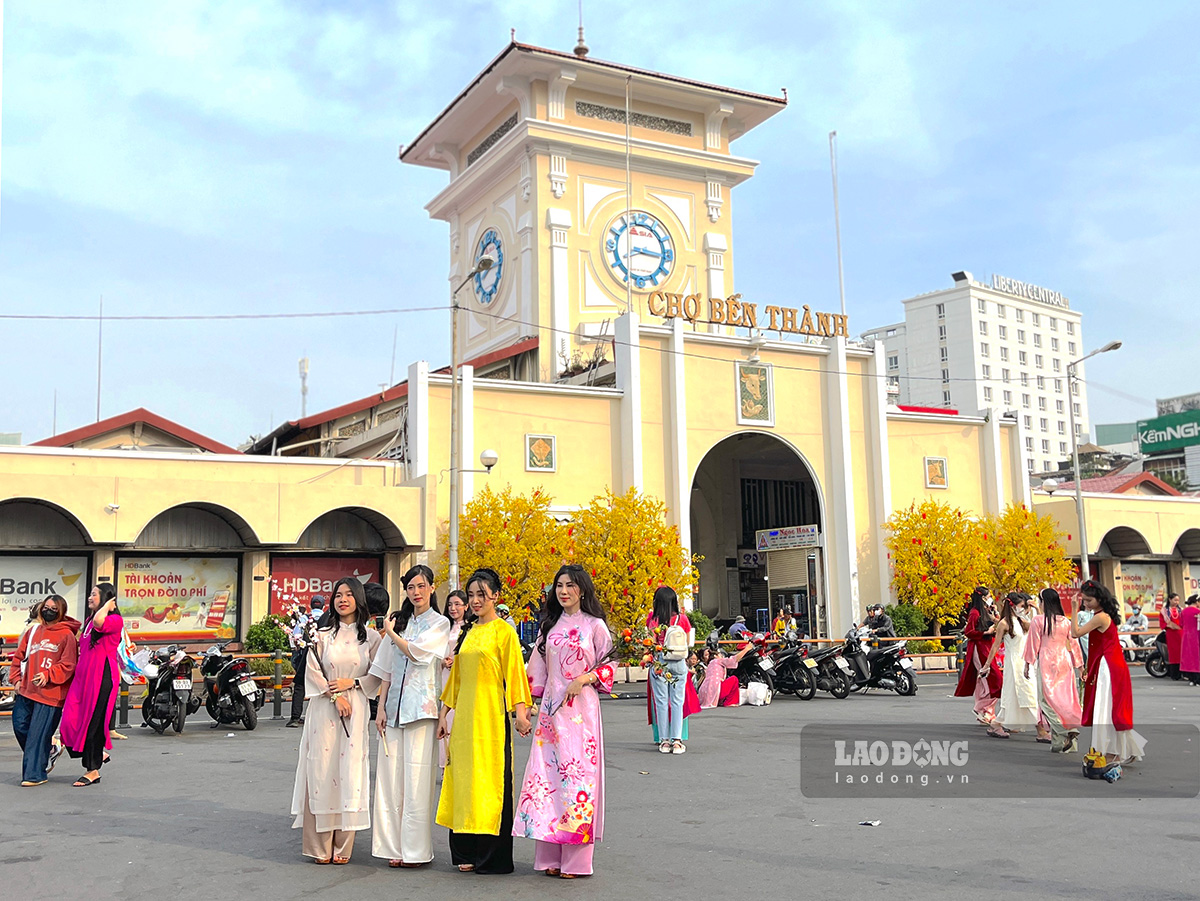 Chợ Bến Thành địa điểm chụp ảnh áo dài Tết