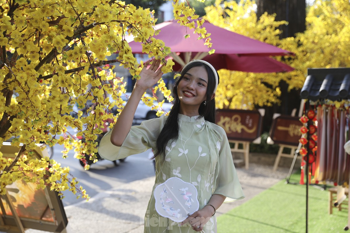 Phố ông đồ chụp ảnh áo dài Tết Sài Gòn