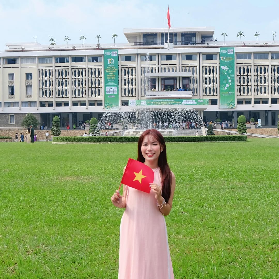 Dinh Độc Lập chụp ảnh áo dài Tết Sài Gòn