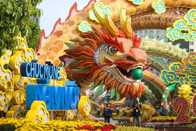 Đường hoa Nguyễn Huệ chụp ảnh áo dài Tết