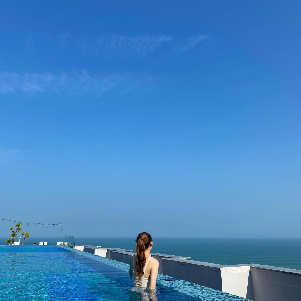 Hồ bơi trên cao tại khách sạn Đà Nẵng HAIAN Beach Hotel & Spa