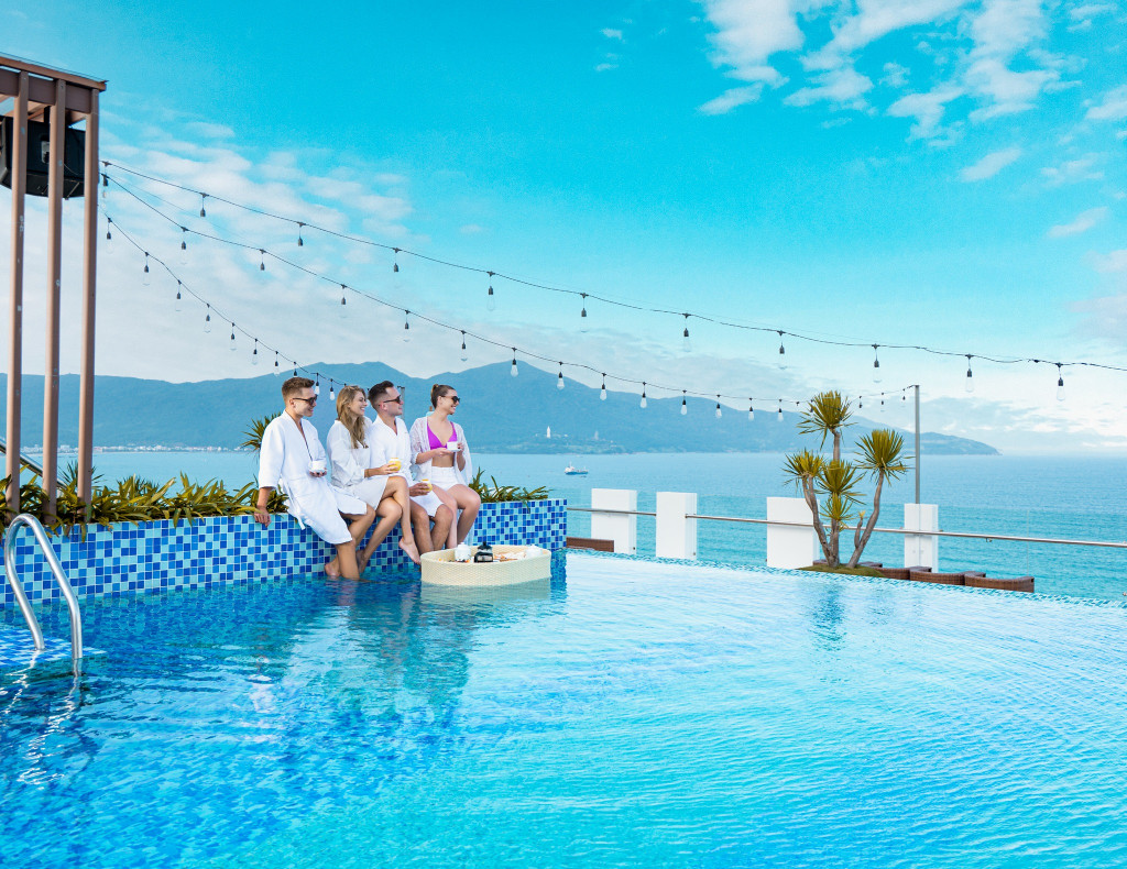 Hồ bơi vô cực tại khách sạn Đà Nẵng HAIAN Beach Hotel & Spa