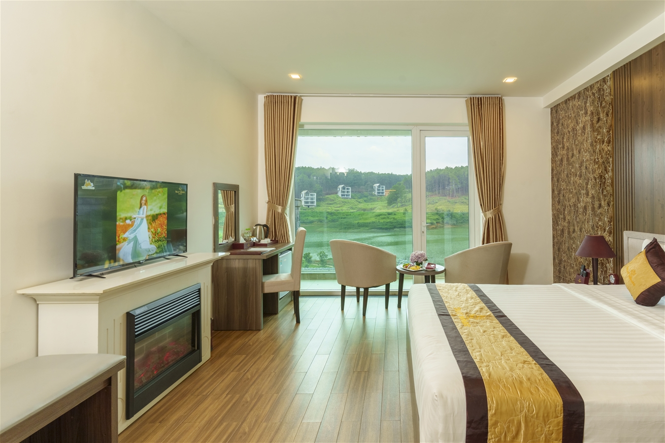 Phòng ngủ với tầm nhìn hướng hồ hoặc hướng vườn