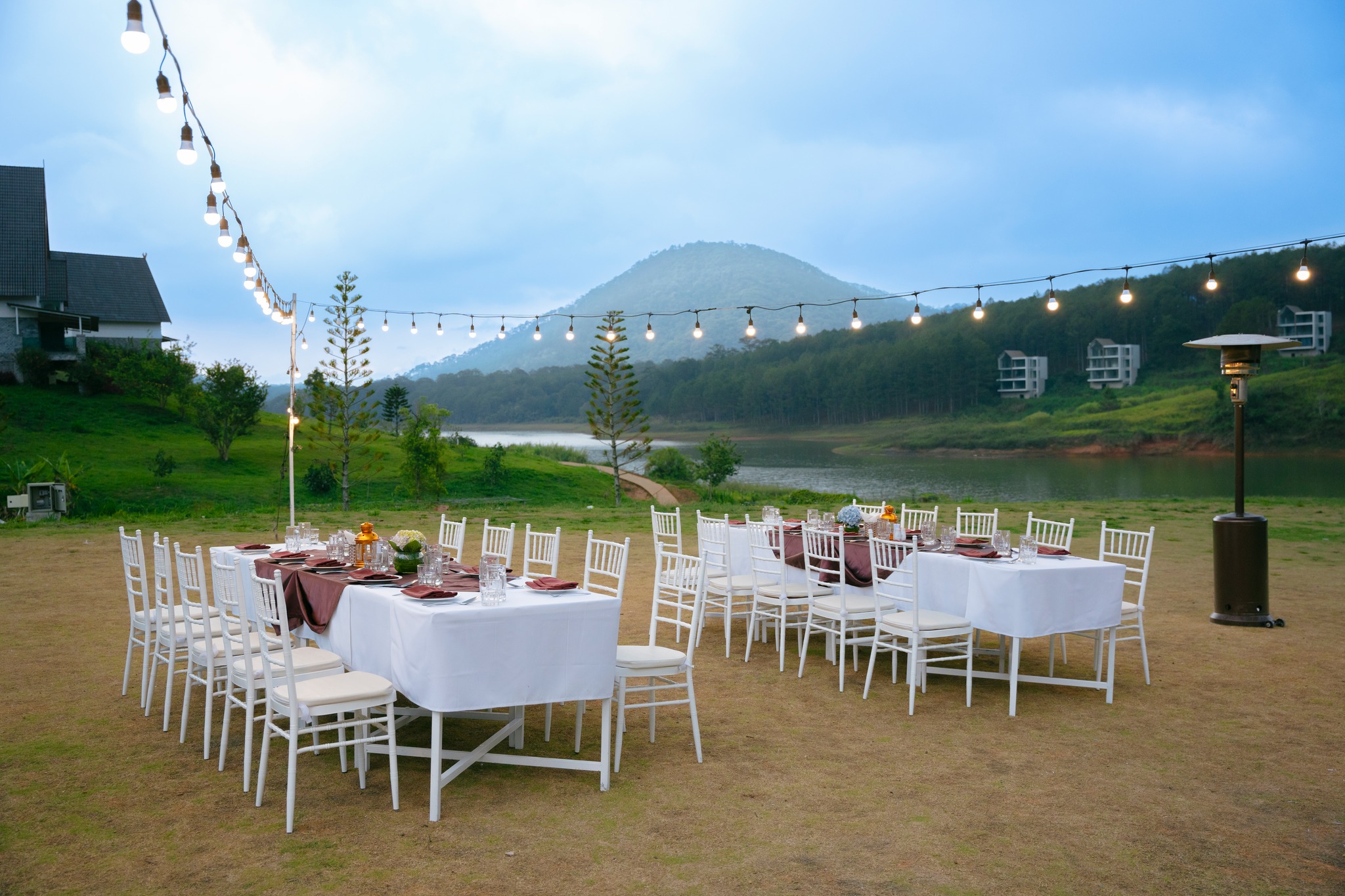 Thưởng thức tiệc nướng tại sân vườn của villa
