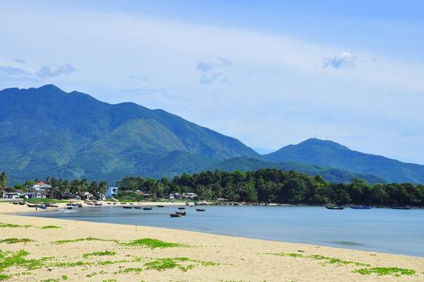 Bãi biển Xuân Thiều: Nằm trong khu du lịch sinh thái Xuân Thiều, quận Liên Chiểu, bãi biển Xuân Thiều rất sạch, cát trắng mịn, nước biển lúc nào cũng xanh ngăn ngắt và yên tĩnh rất thích hợp cho những người muốn tận hưởng không khí thiên nhiên của biển sau những ngày làm việc căng thẳng. Từ đây bạn cũng có thể ngắm nhìn một bên là bán đảo Sơn Trà tuyệt đẹp và một bên là núi Hải Vân hùng vĩ. Ảnh: dafo.danang.gov.vn