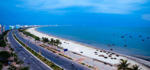 Bãi biển Thanh Bình: Khác với những bãi biển khác ở Đà Nẵng, bãi biển Thanh Bình nằm ngay trong nội thị, phía cuối đường Ông Ích Khiêm, thuộc phường Thanh Bình, quận Hải Châu, thành phố Đà Nẵng. Bãi tắm dài chừng 1km, hầu như phẳng lặng, ít khi có sóng to và không có vùng nước xoáy nguy hiểm. Ngoài tắm biển, các trò chơi cảm giác mạnh như lướt ván, du thuyền, canô... cũng là một yếu tố hút du khách đến bãi biển này. Ảnh: thuvien.datviet.com