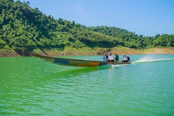 Tận hưởng bầu không khí mát mẻ sảng khoái tại dòng thác