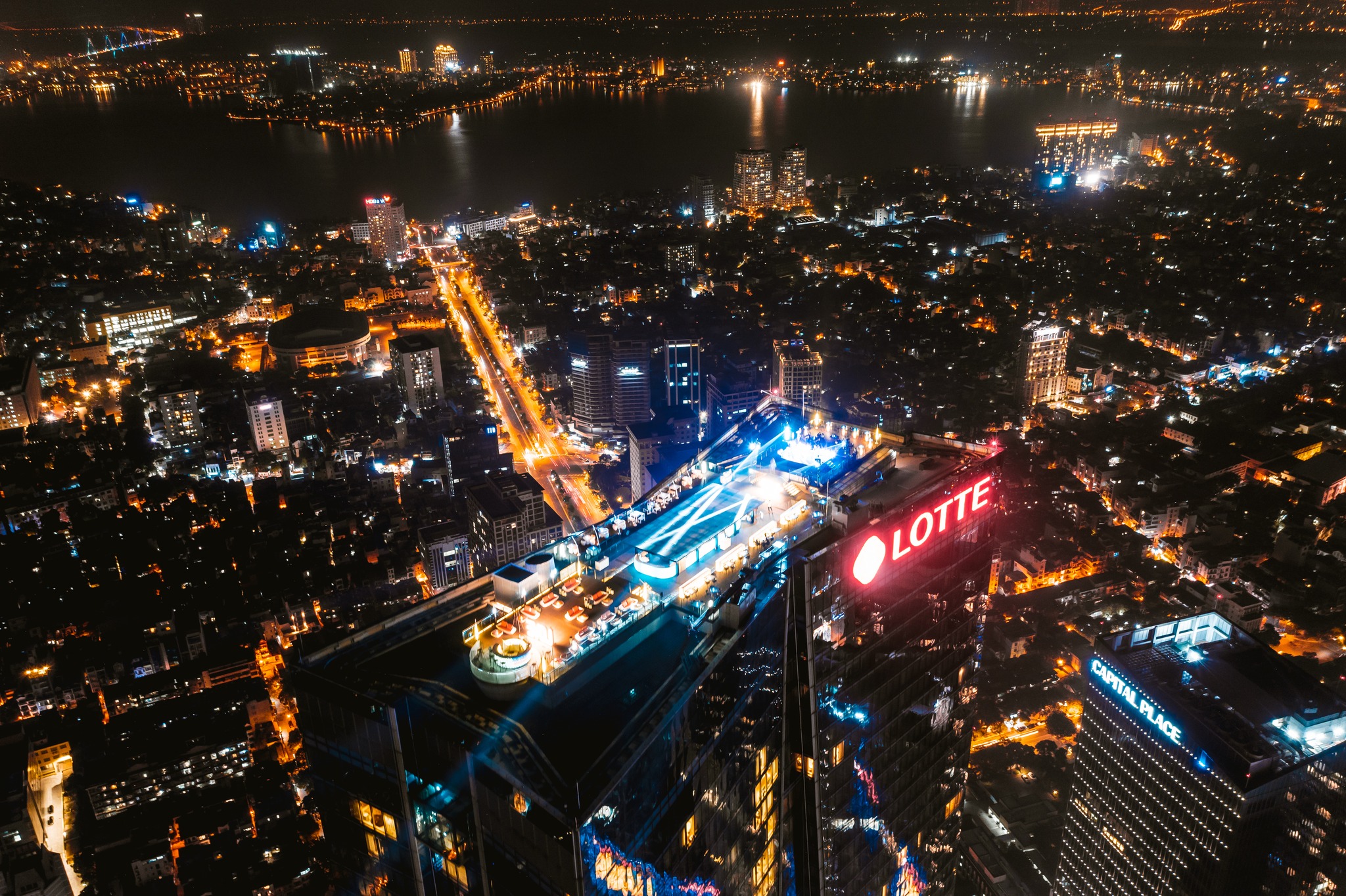 Quán bar rooftop nhìn từ trên cao. Ảnh: Top of Hanoi - Lotte Hotel Hanoi.
