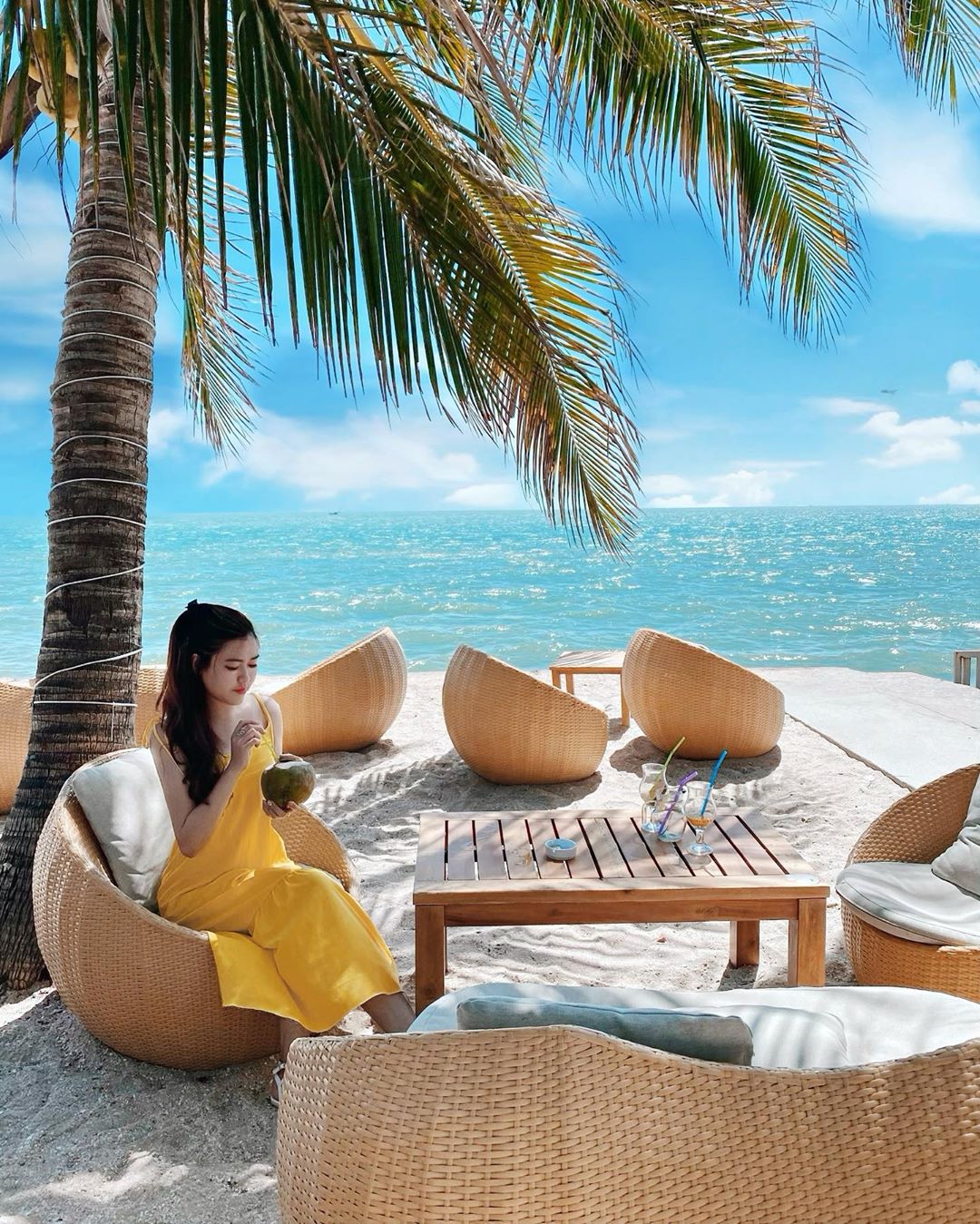 Không gian Chameleon Beach bar Phan Thiết view biển hoàng hôn