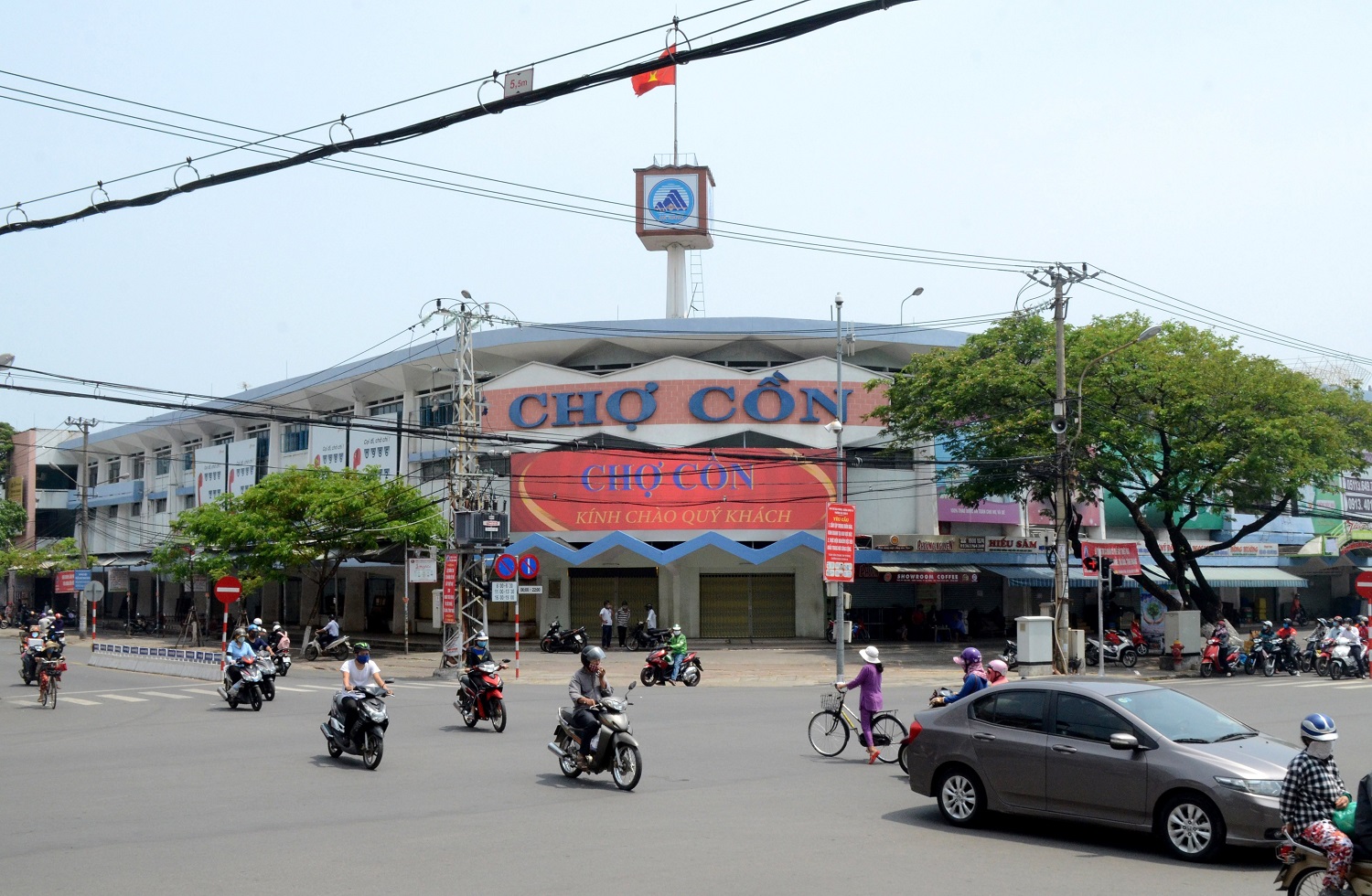 Chợ Cồn là khu chợ mua sắm sầm uất của phố biển
