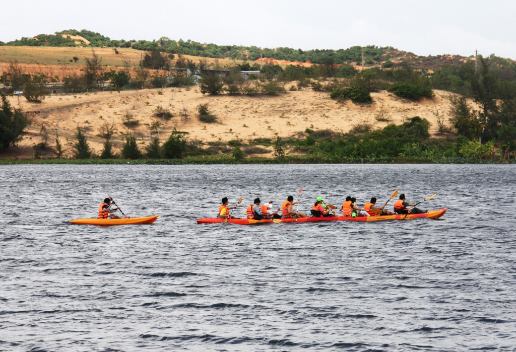 Chèo thuyền kayak Bàu Sen du lịch Phan Thiết