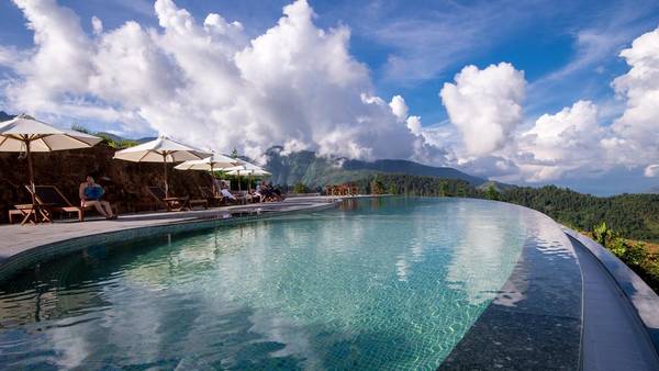 Hồ bơi vô cực Sapa tại Topas Ecolodge nhìn ra Hoàng Liên Sơn Hồ bơi vô cực Sapa tại Topas Ecolodge nhìn ra Hoàng Liên Sơn