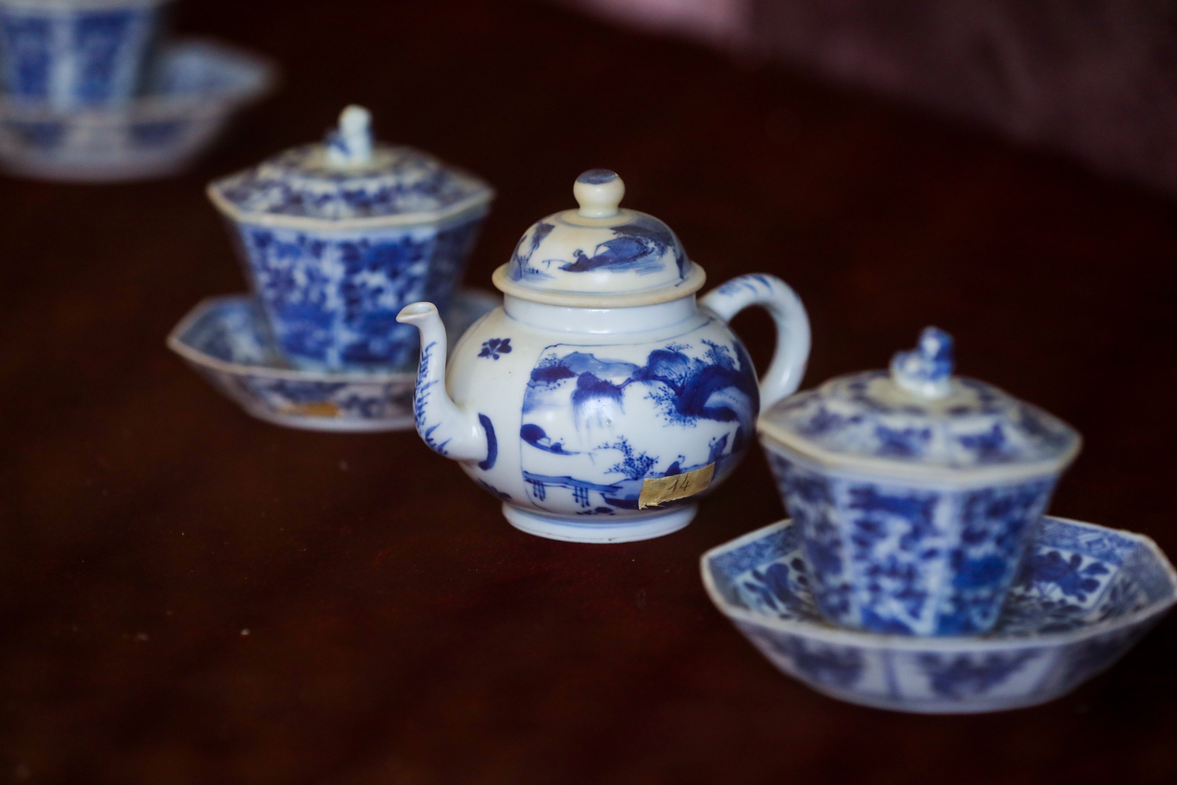 Đồ gốm sứ bên trong Bạch Dinh
