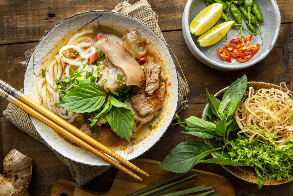 Thưởng thức bún bò Huế ngon đúng điệu