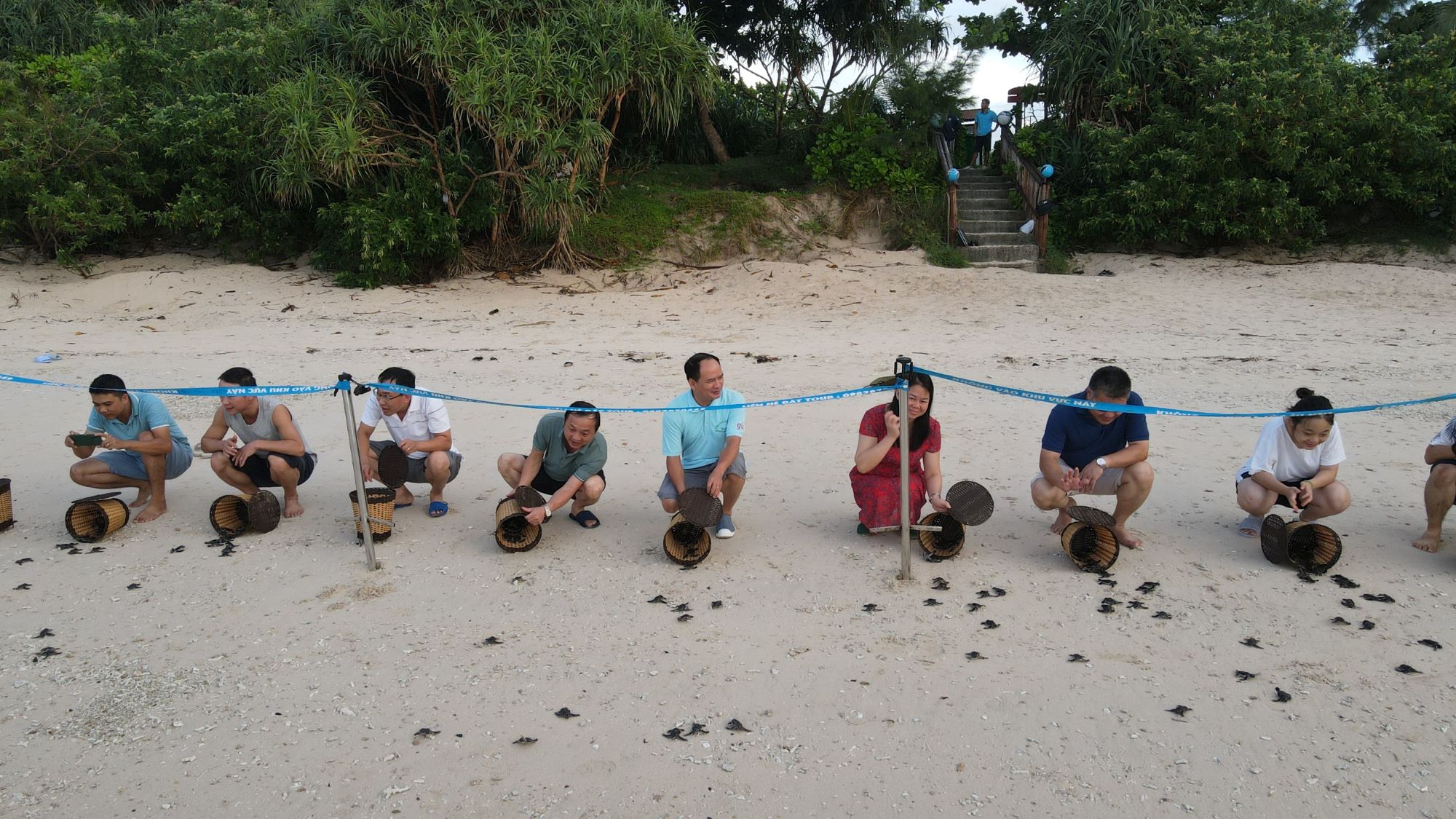 Du khách tham gia hoạt động thả rùa biển tour bảo tồn rùa biển