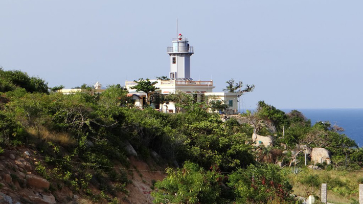Lối lên hải đăng Hòn Chút trong tour Bình Hưng