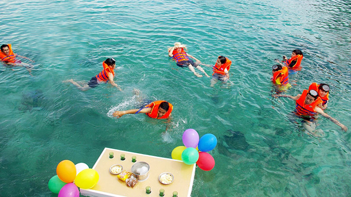 Các hoạt động thể thao vui chơi bãi biển trong tour Bình Hưng