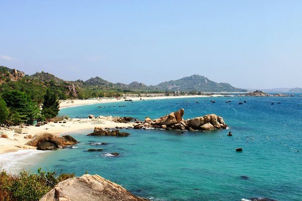 Bãi Nhà Cũ trong xanh kỳ vĩ trong tour Bình Ba