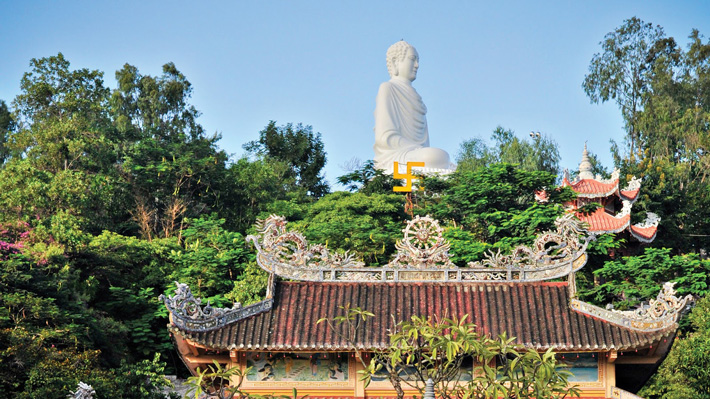 Chùa Long Sơn cổ kính trong tour cao cấp Nha Trang