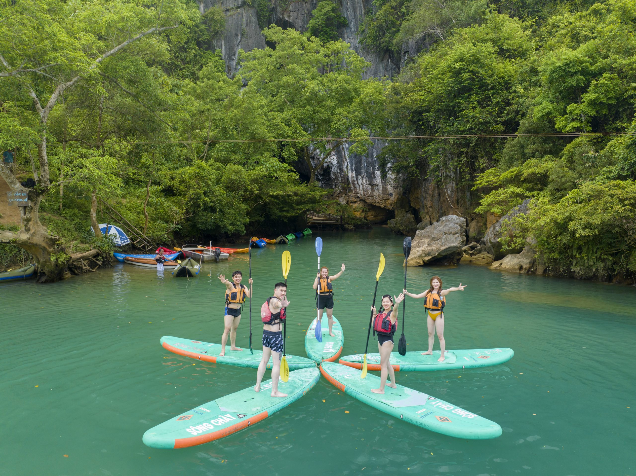 Chèo sup khám phá Phong Nha – Kẻ Bàng tour Đà Nẵng