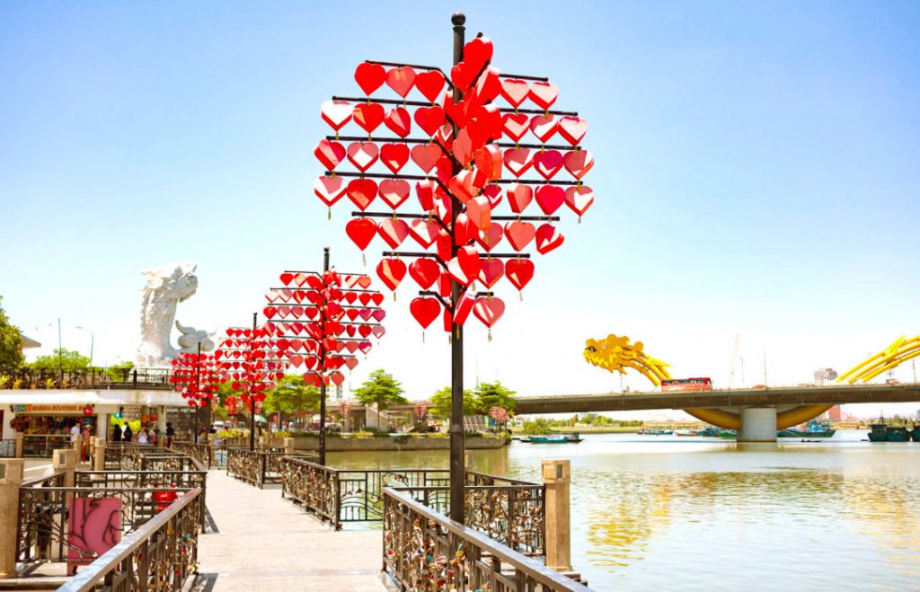 Cầu Tình Yêu trong tour Đà Nẵng 4N3Đ
