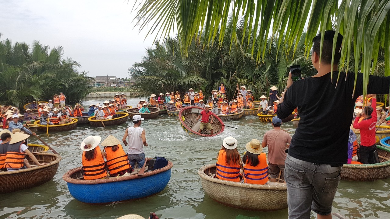 Đi thuyền thúng tham quan rừng dừa tour Đà Nẵng