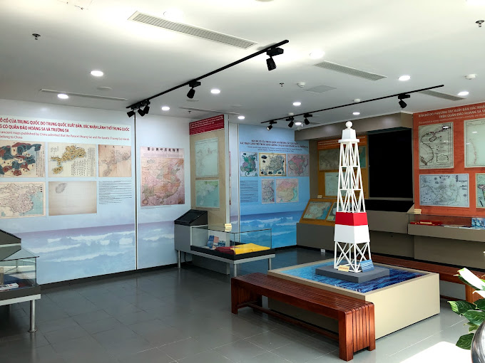 Bên trong nhà trưng bày Hoàng Sa tour Đà Nẵng