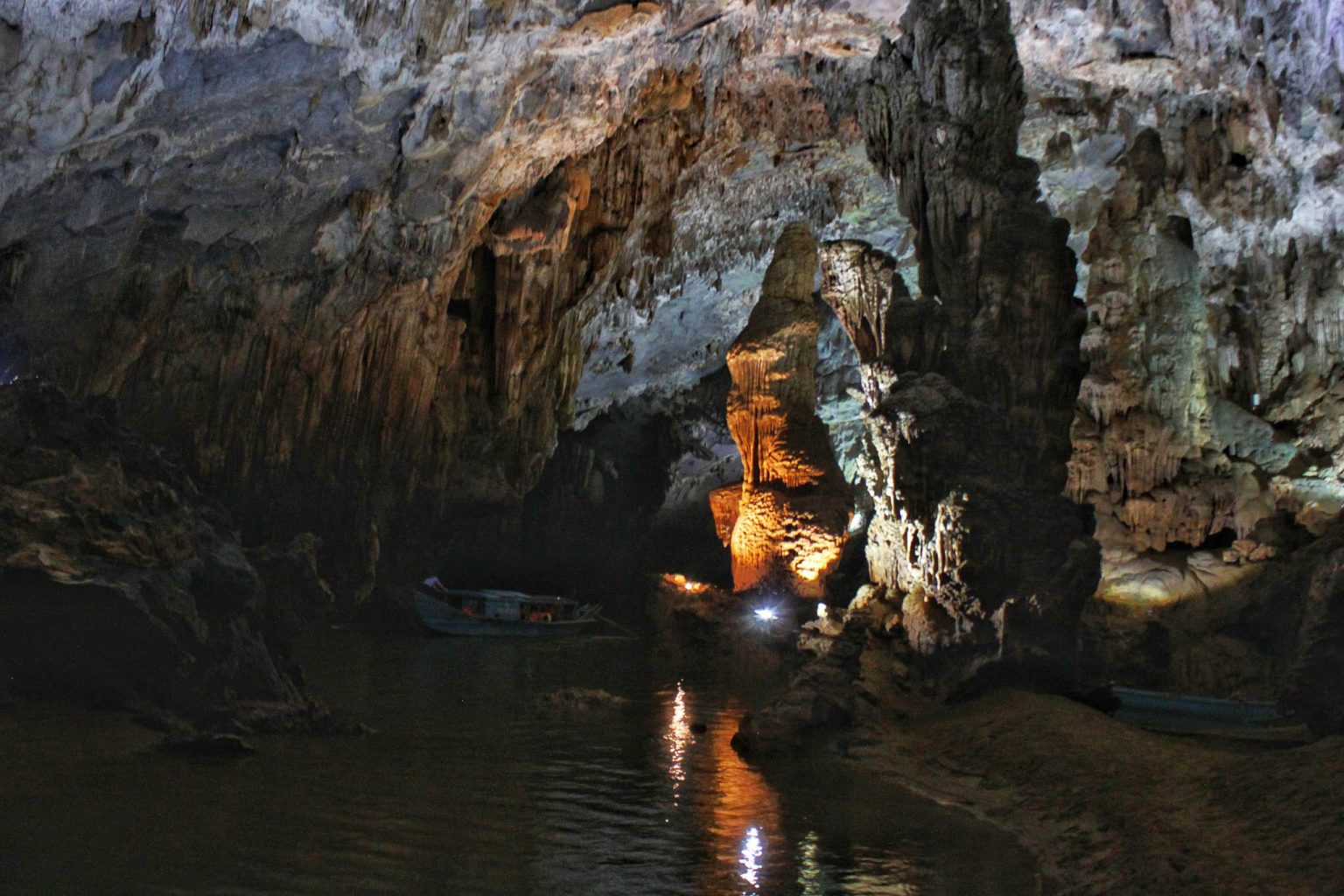 Cảnh quan hang động trong tour Đà Nẵng 4N3Đ