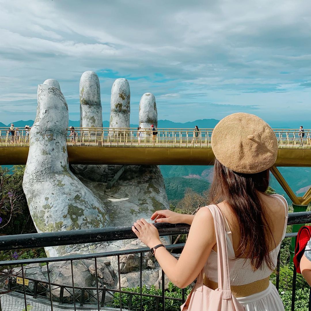 Cầu Vàng trong tour Đà Nẵng
