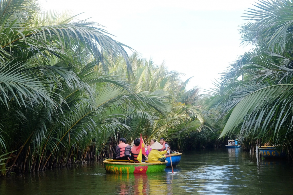 Trải nghiệm đi thuyền thúng múa thúng tại rừng dừa Bảy Mẫu