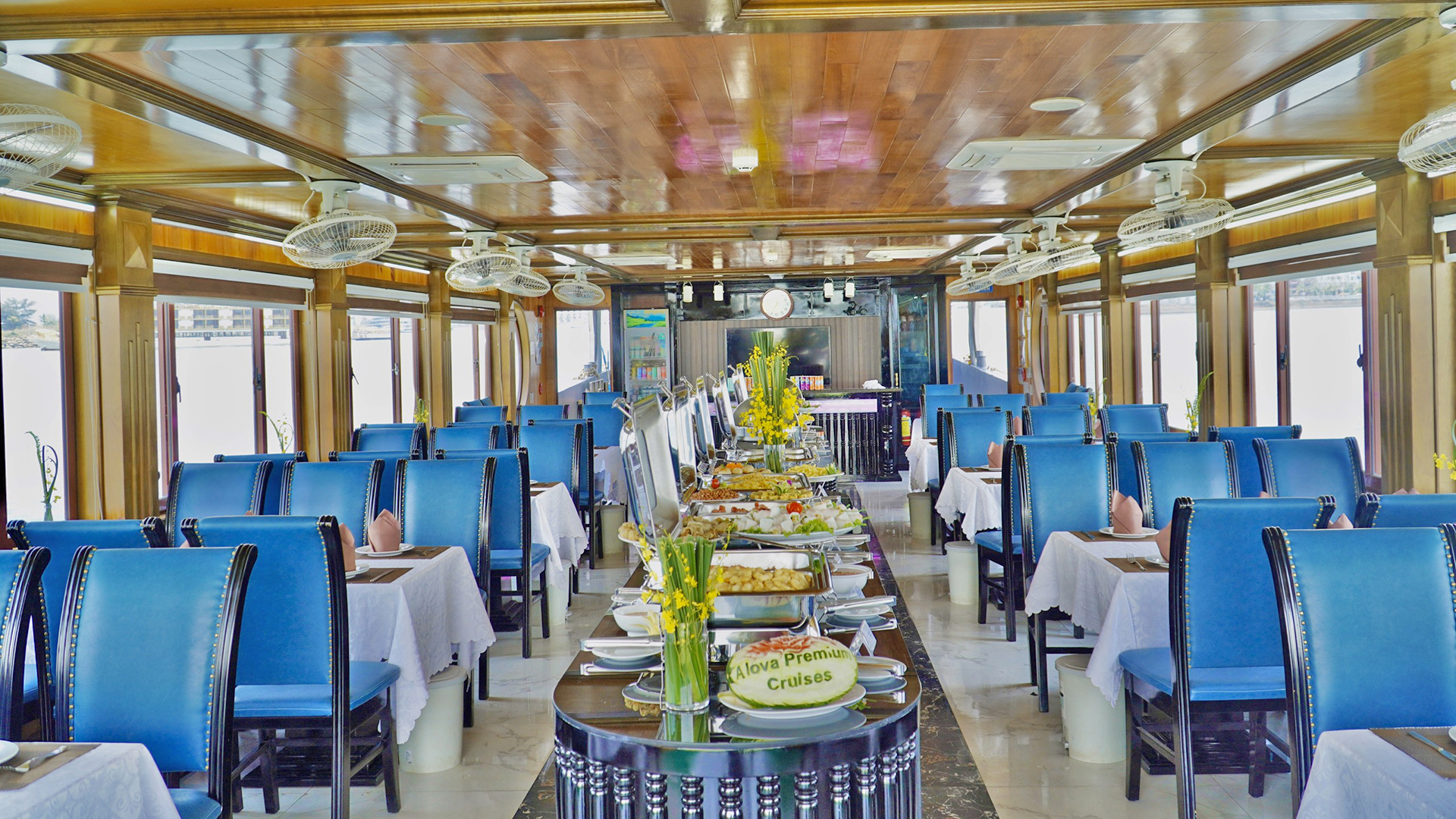 Nhà hàng trên du thuyền Alova tour Hạ Long
