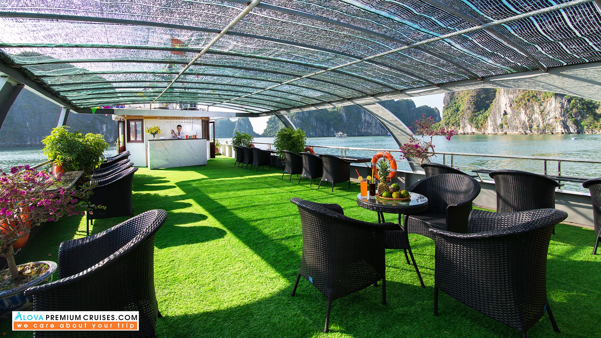 Khu vực Sundeck du thuyền Alova tour Hạ Long
