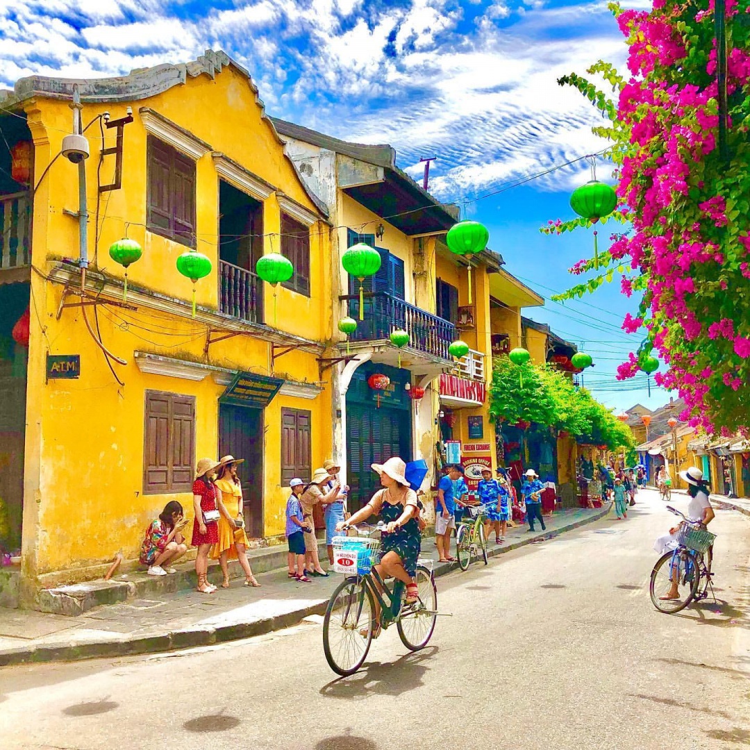 Phố cổ Hội An với tường vàng và hoa giấy trong tour Hội An