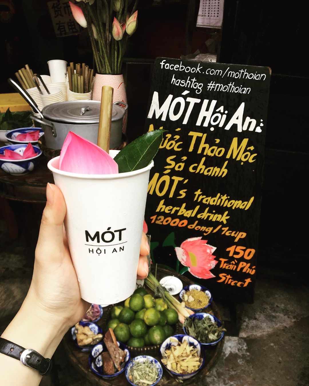 Không gian hoài cổ tại quán nước Mót trong tour Hội An