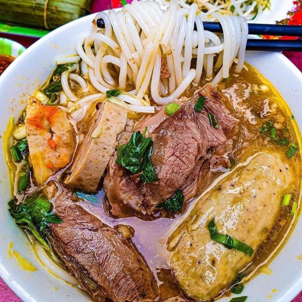 Tô bún bò Huế chuẩn vị thơm ngon đậm đà