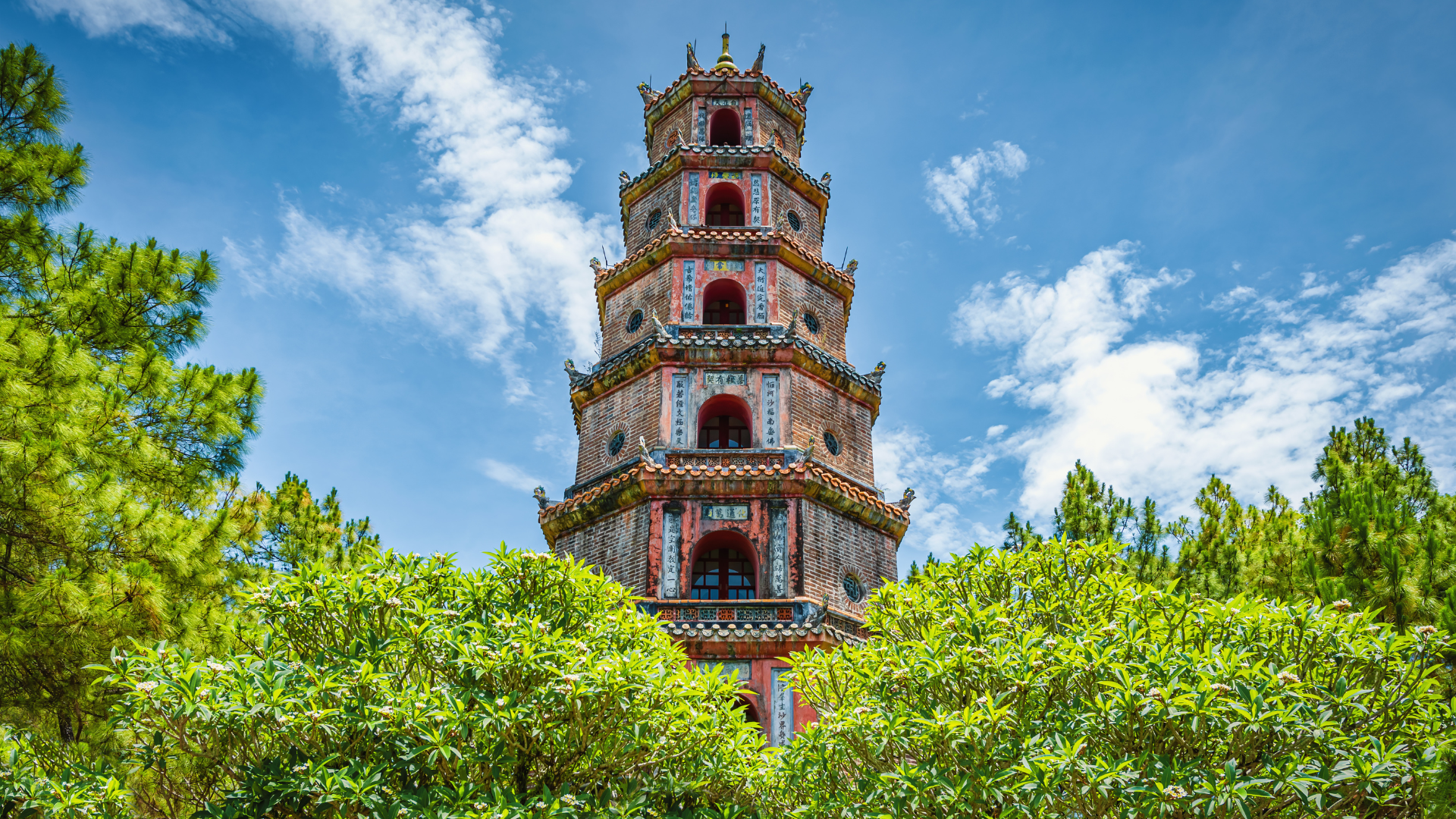 Chùa Thiên Mụ điểm đến linh thiêng trong tour Huế trong ngày