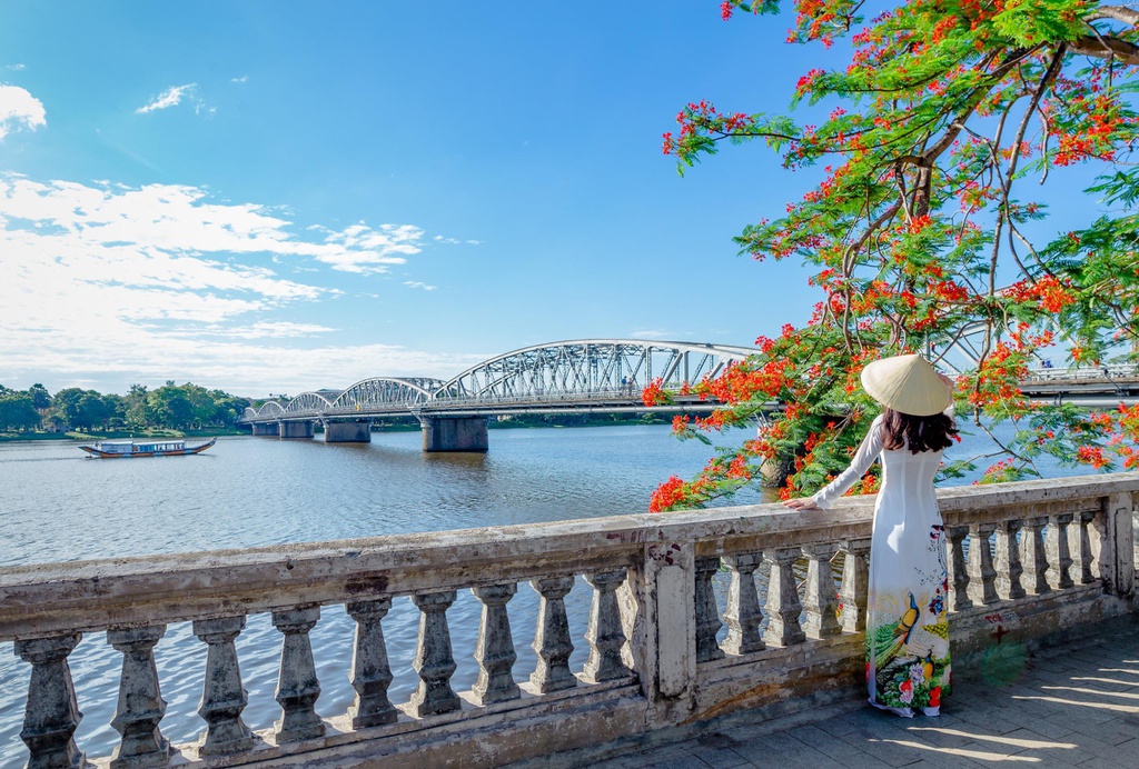 Du ngoạn bằng thuyền trên sông Hương mộng mơ