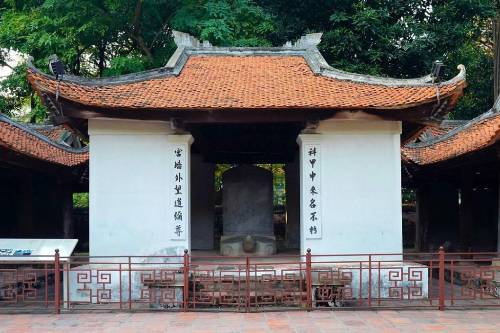Không gian Văn Miếu mùa xuân tour miền Bắc 5N4Đ