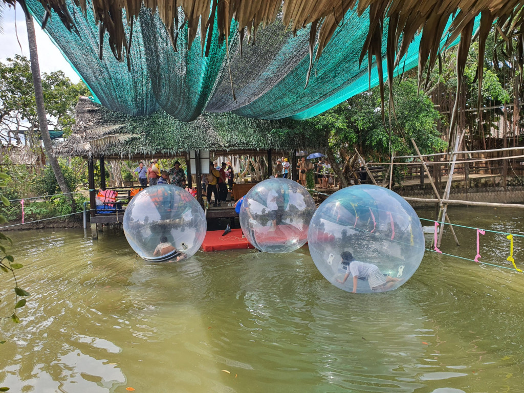 Trò chơi ở cồn Phụng. Ảnh: Báo Thanh niên.