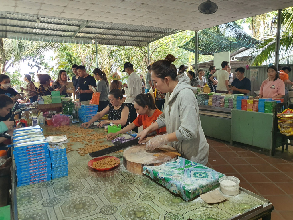 Xưởng kẹo dừa. Ảnh: Báo Thanh niên.