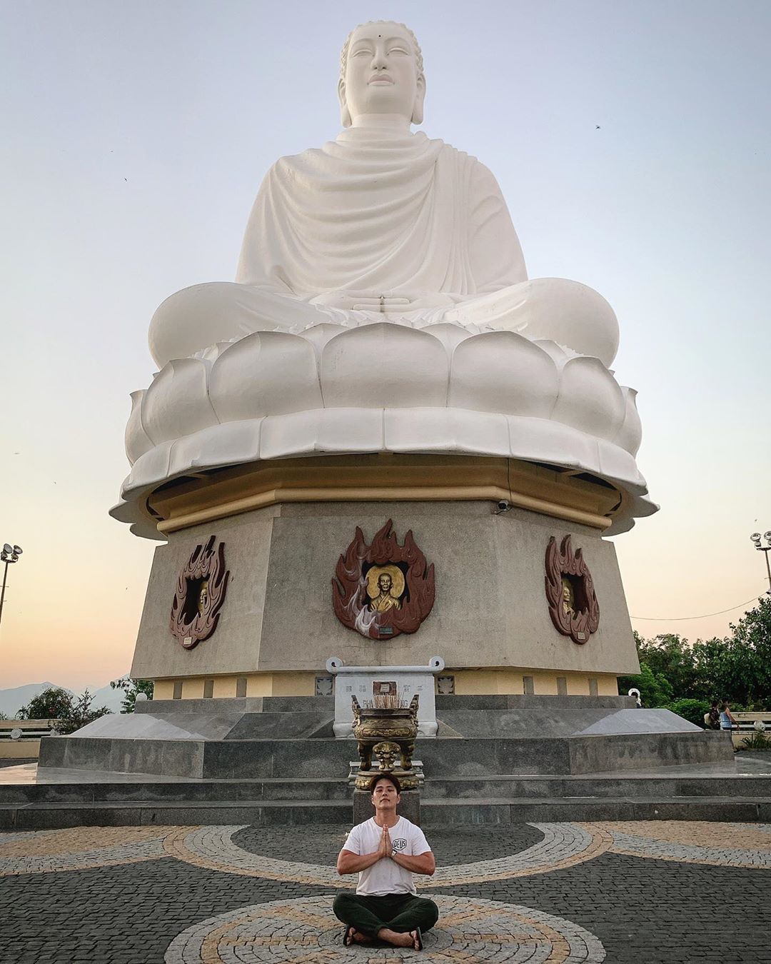 Tượng Phật Trắng khổng lồ tại chùa Long Sơn