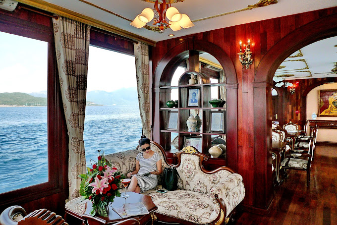 Nội thất sang trọng bên trong du thuyền Emperor Cruises