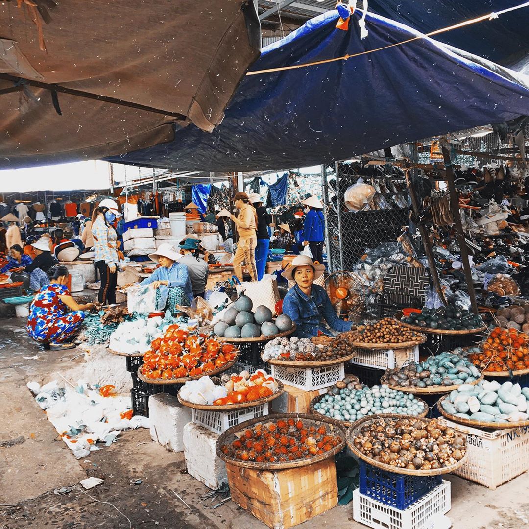 Du khách check-in bãi biển Dốc Lết trong xanh