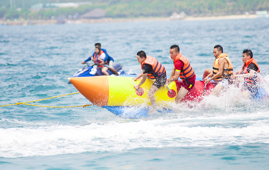 Vui chơi thể thao nước sôi nổi trong tour Nha Trang
