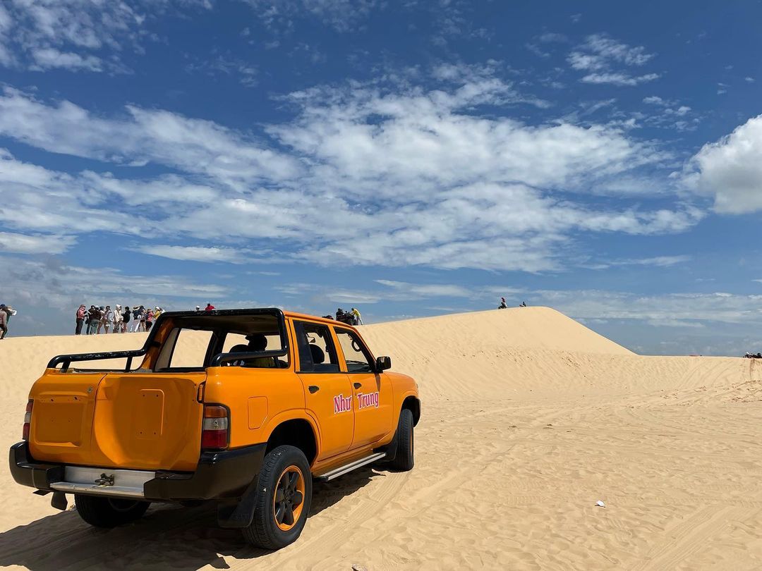 Trải nghiệm xe jeep đồi cát
