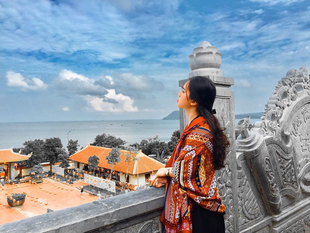 Bãi biển gần Chùa Hộ Quốc tour Phú Quốc 3N2Đ