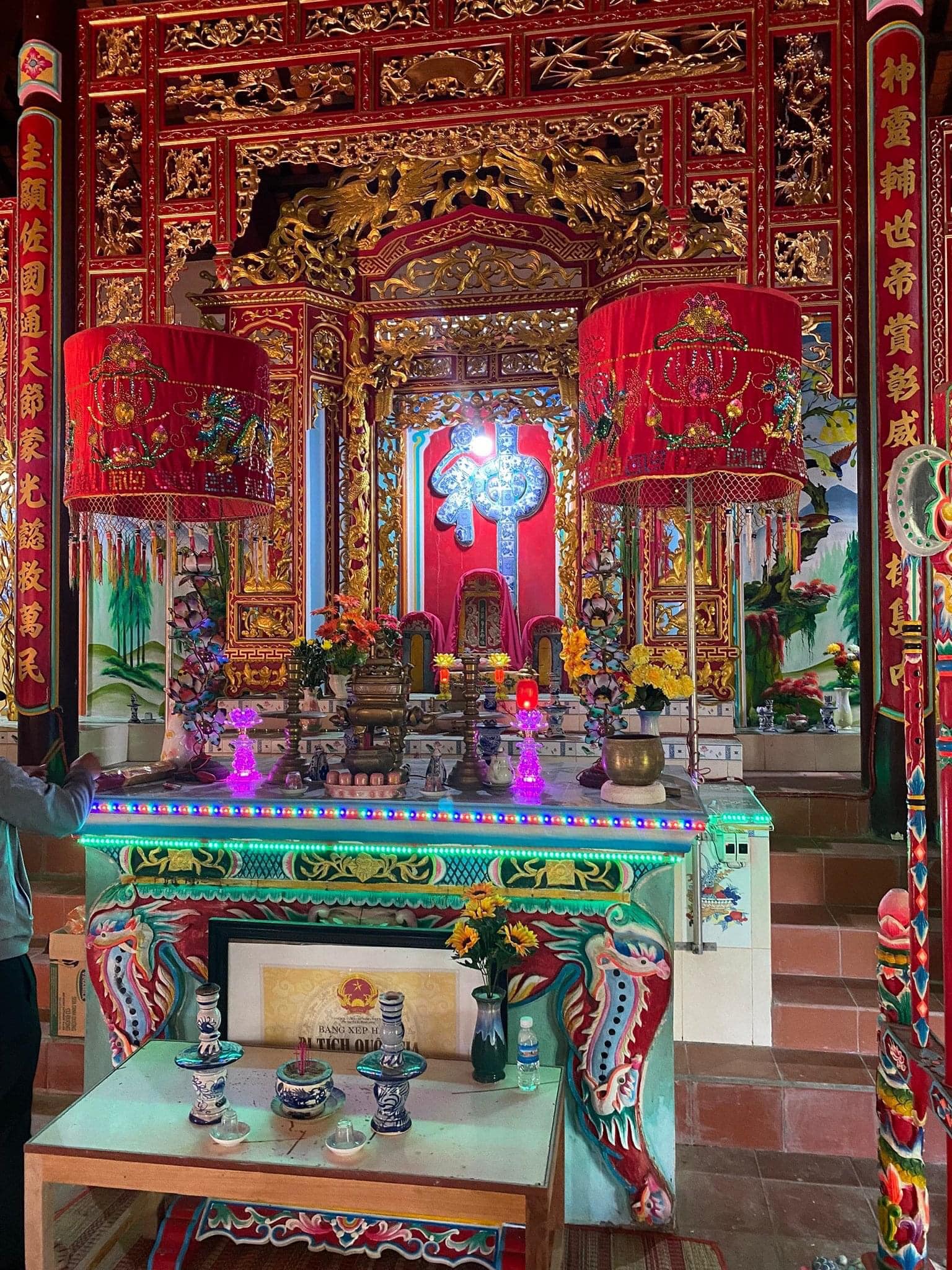 tour Phú Quý bên trong đền thờ
