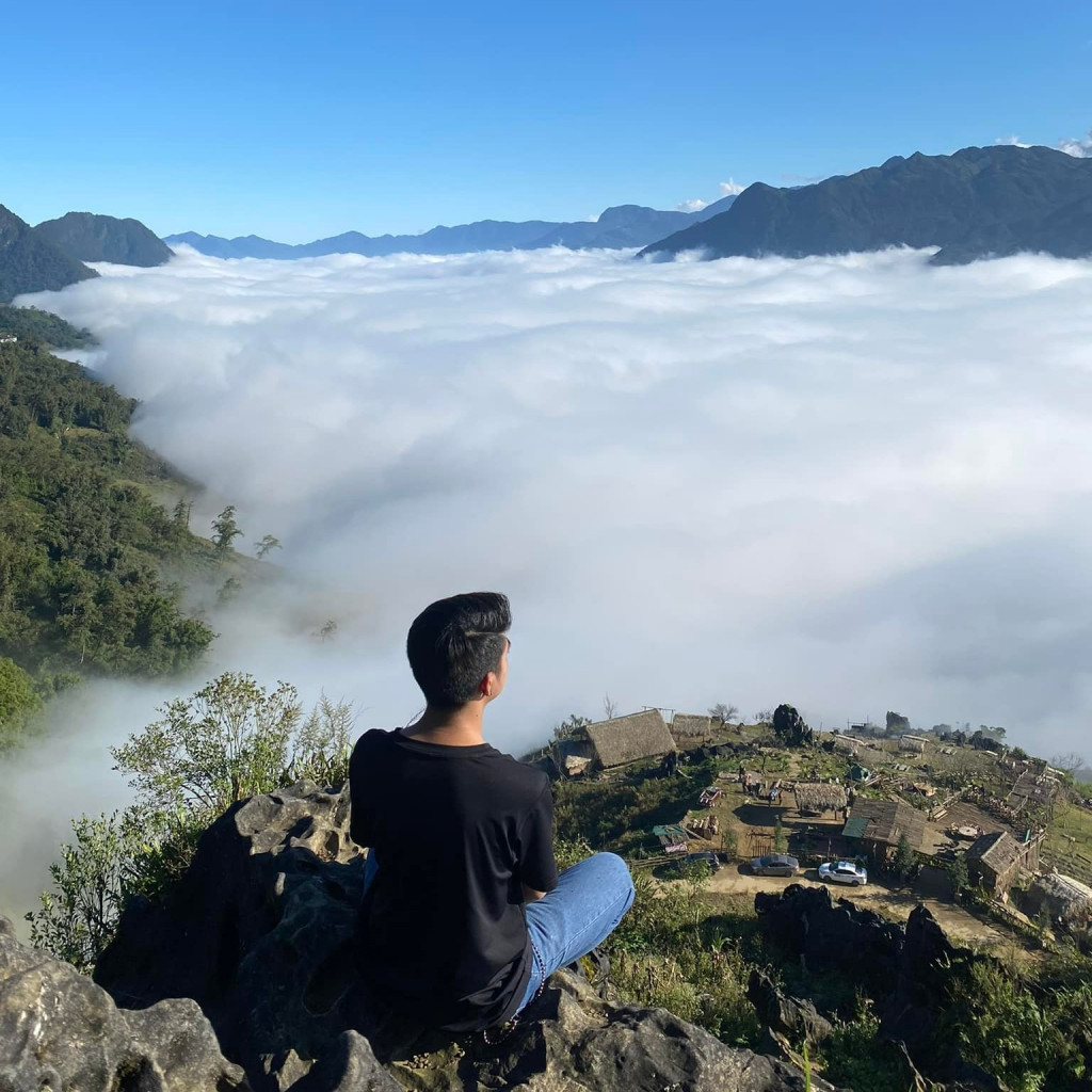 Bản làng trong mây.