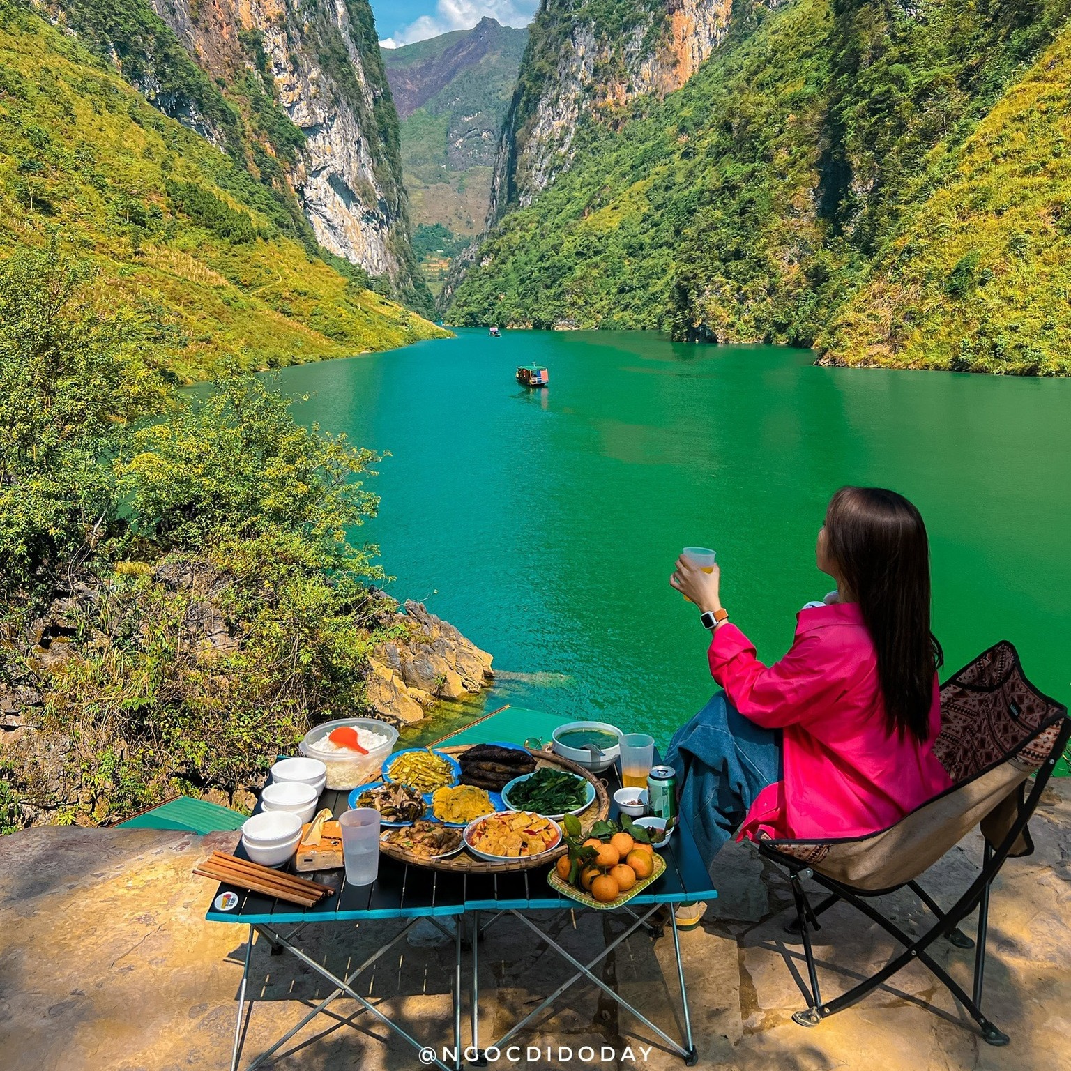 "Chill" bên sông Nho Quế, Hà Giang. Ảnh: Nguyễn Ngọc Tú.